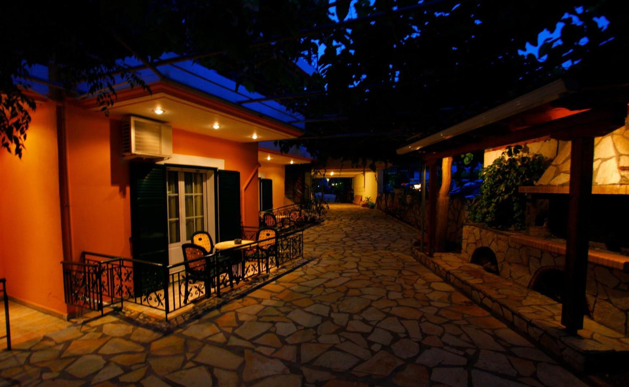 Hotel Odeon วาซีลีกี ภายนอก รูปภาพ